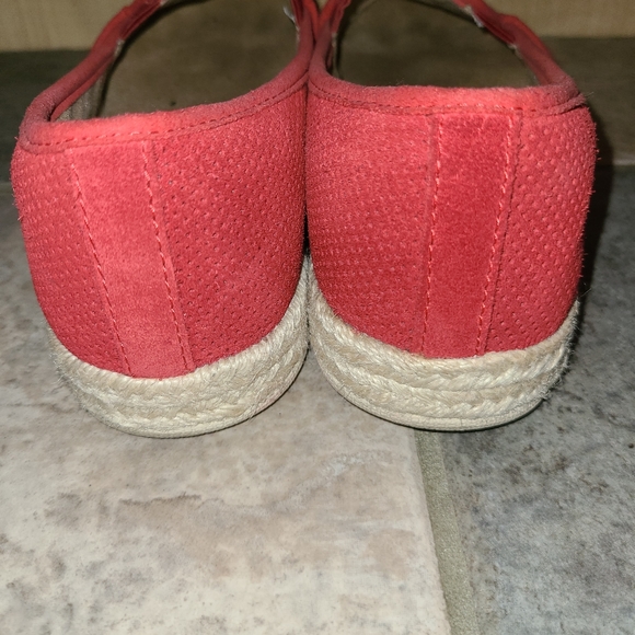 7.5 Clarks Women's Red Azella Theoni Slip-On Loafer - Picture 2 of 3